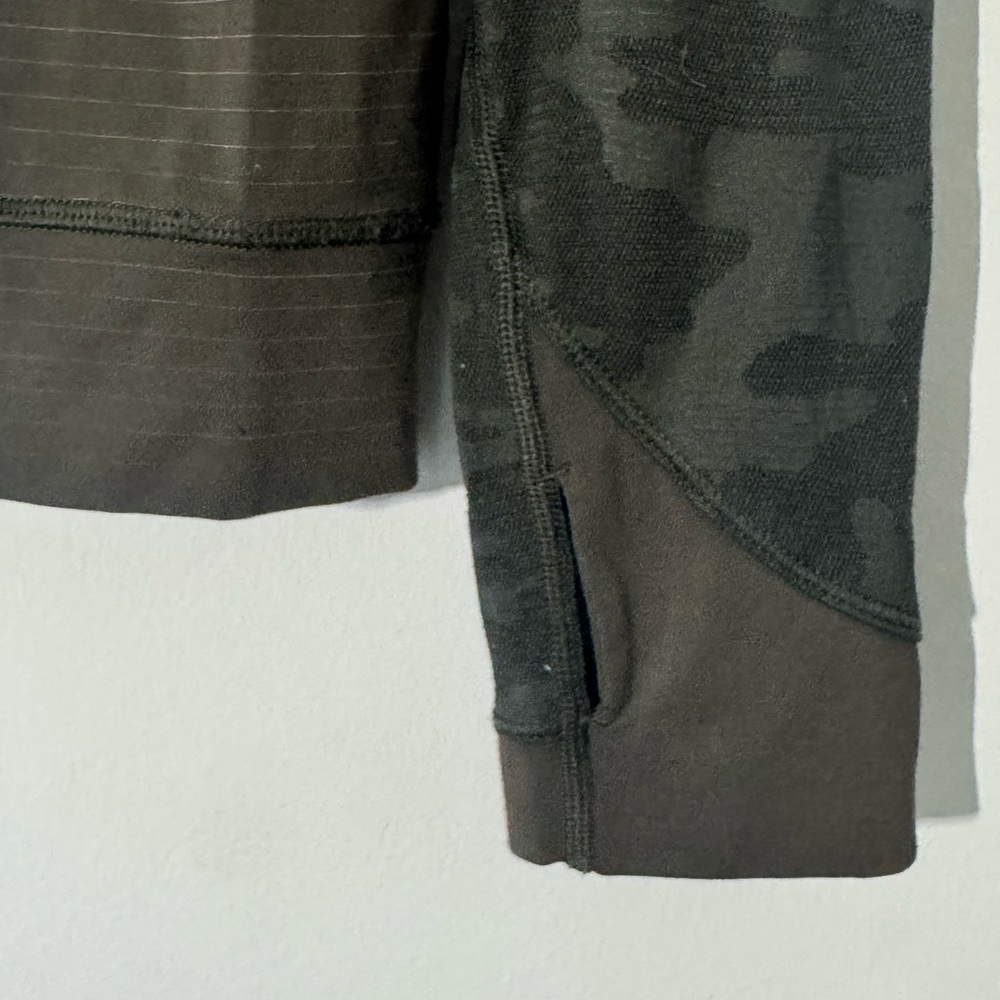 LULULEMON LONG SLEEVE CAMO TOP — SIZE 6 (based on measurements) - Picture 4 of 11